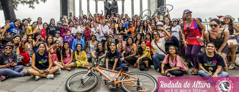 Guayaquileñas en bicicleta en el hemiciclo de La Rotonda